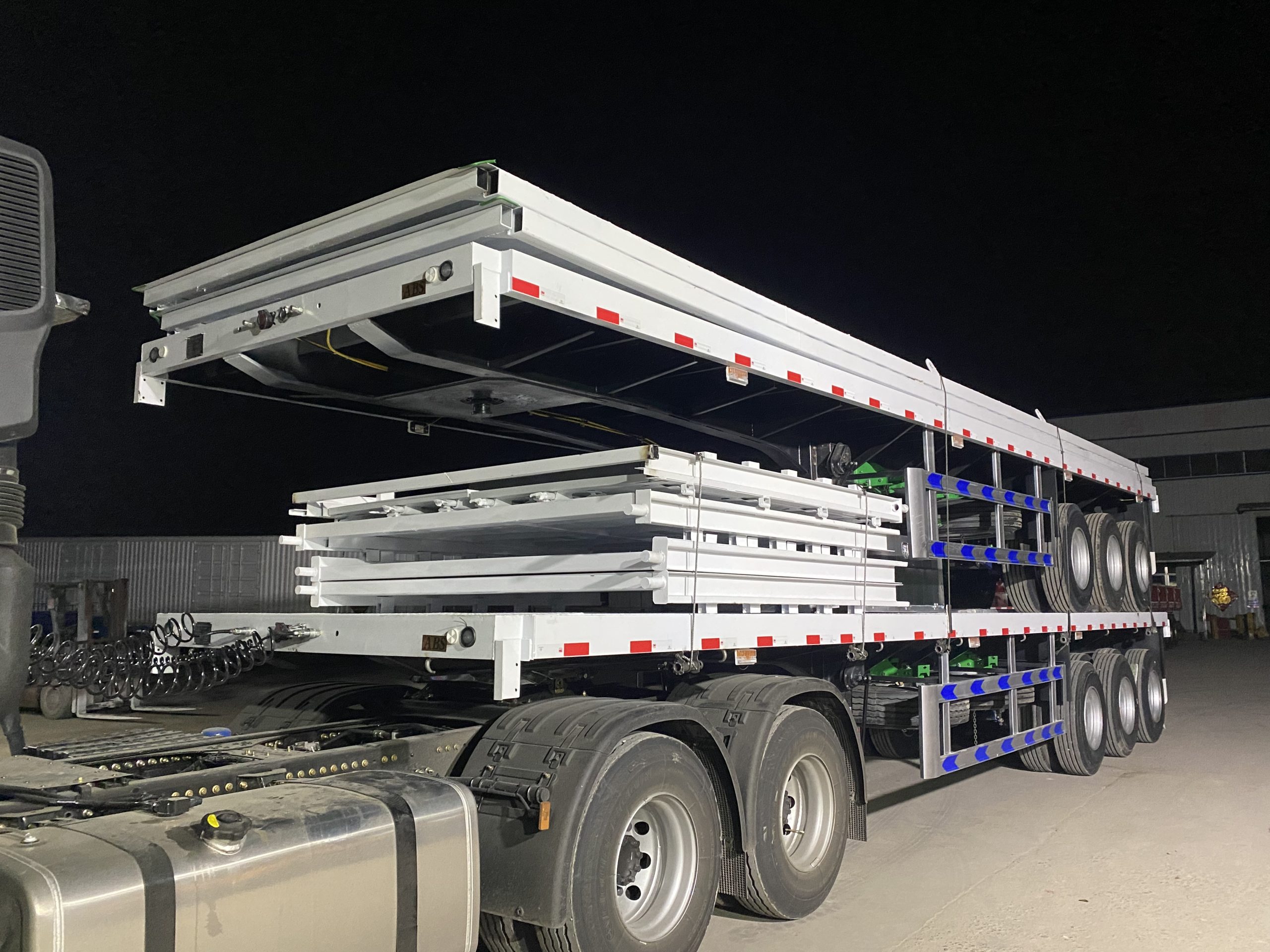 MULINCAN_3-axle flatbed semi-trailer is being shipped to the Lagos port